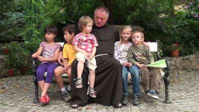 Szabó Csaba: Academiile de viaţă şi de box ale franciscanilor – fenomenul Böjte Csaba