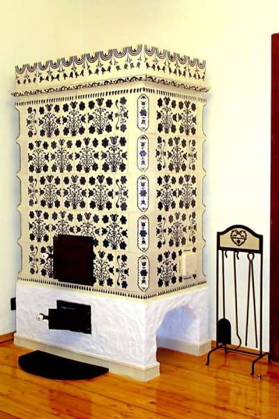 Dan Cella:Reliefuri din Târgu Secuiesc (2) - László Károly şi tunelul de timp al cahlelor