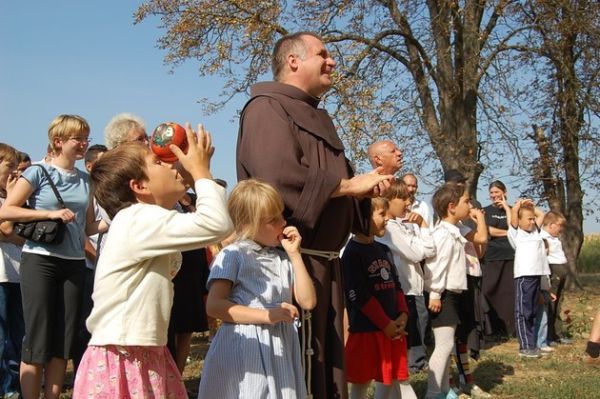 Szabó Csaba: Academiile de viaţă şi de box ale franciscanilor – fenomenul Böjte Csaba