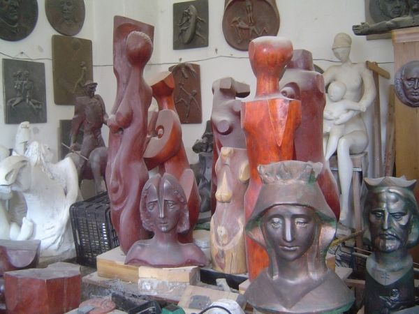 Cella Dan: Reliefuri din Târgu Secuiesc (1) - Sculptorul Vetró András