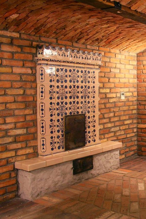 Dan Cella:Reliefuri din Târgu Secuiesc (2) - László Károly şi tunelul de timp al cahlelor